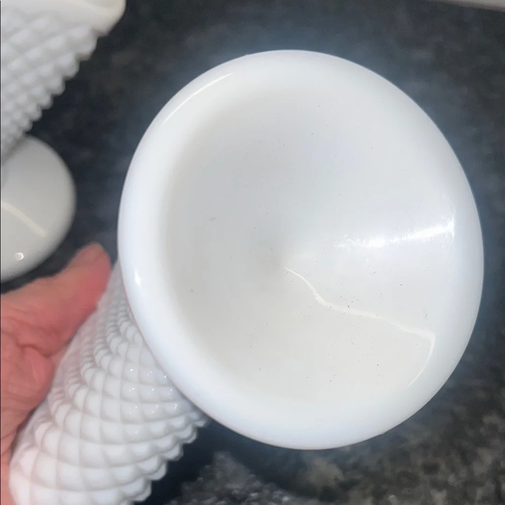 Set of 2 White Fan-Shaped Westmoreland English Hobnail Milk Glass vase. Exc conf
